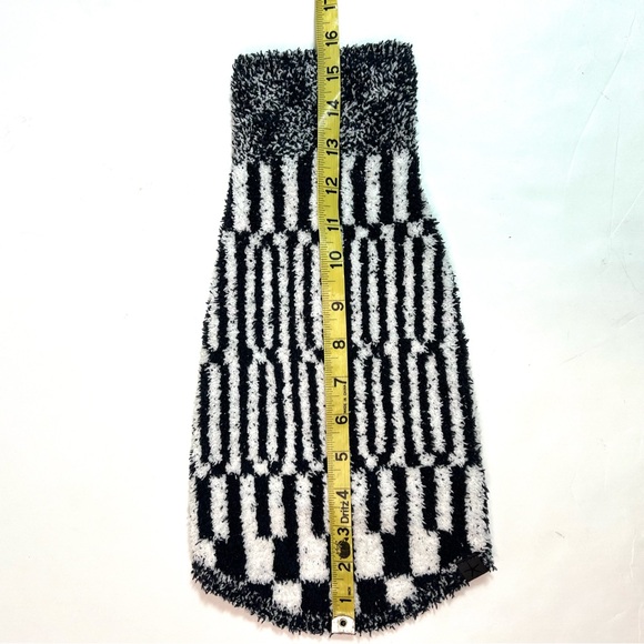 Barefoot Dreams Cozy Chic Abstract Check Dog
Sweater Size Small - Picture 14 of 16